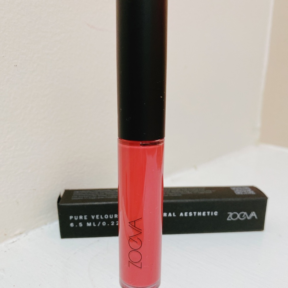 Zoeva lipgloss in natural aesthetics